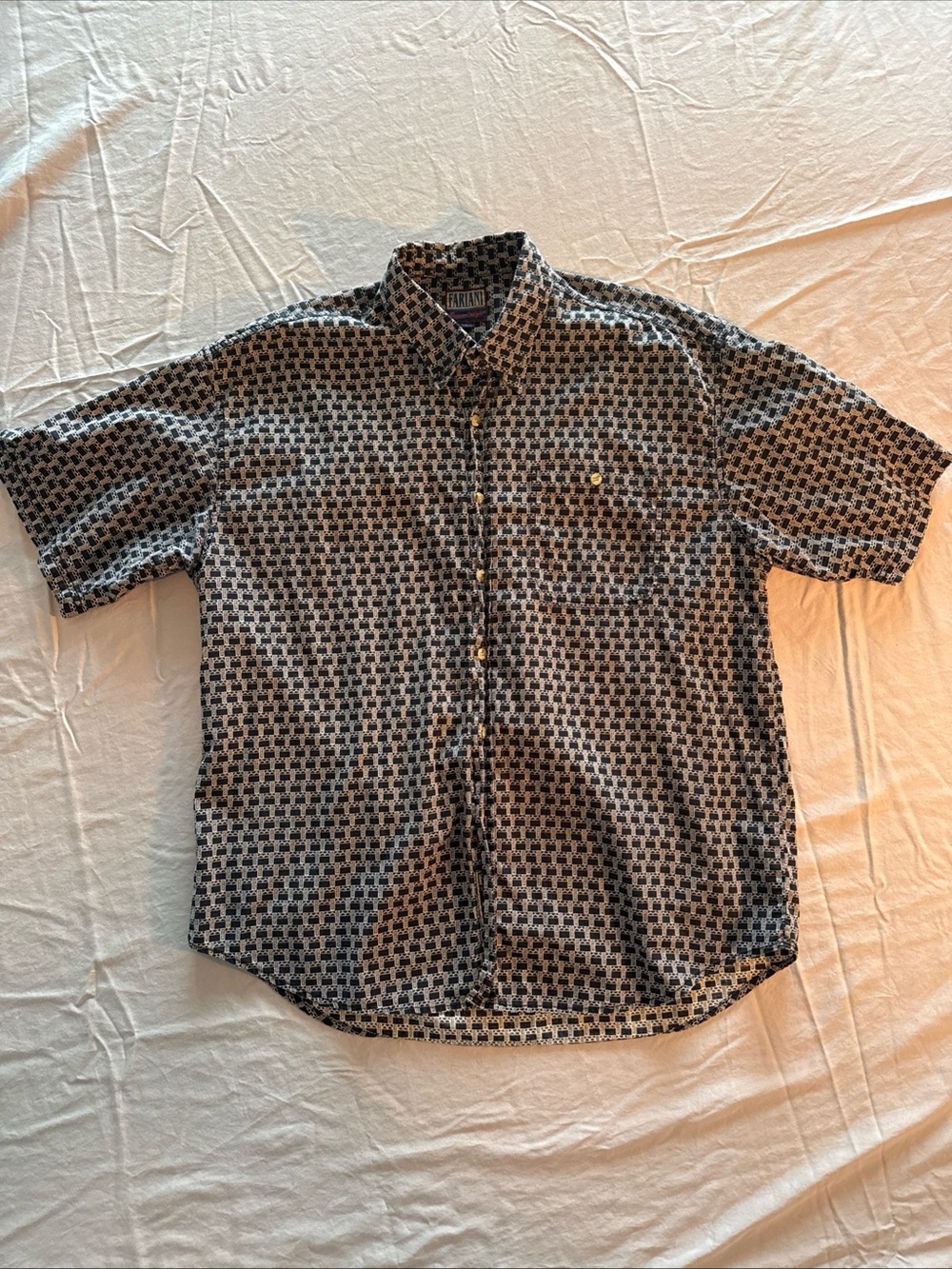 FARIANI Short-Sleeve Button-Down Shirt in Black and Tan Geometric Print